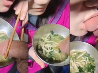 Độc lạ em gái ăn mì còn lấy chim anh chấm vô nước mút